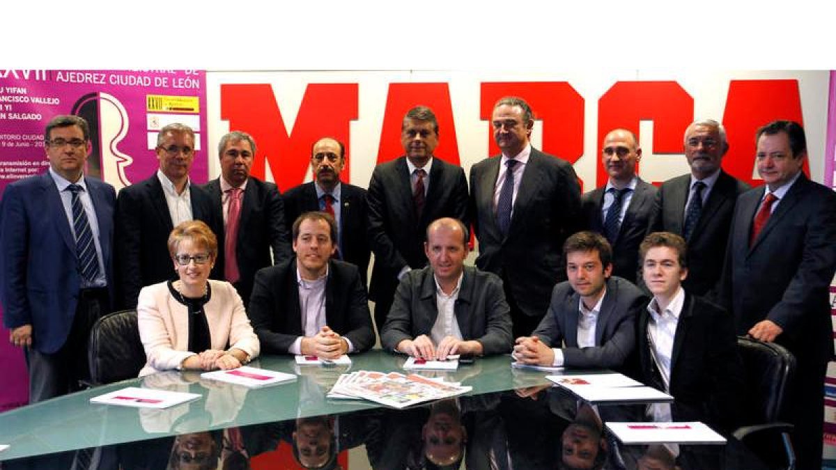 Marcelino Sión, José María López Benito, Joaquín S. Torné, Ángel Alonso, Javier Ochoa, Carlos Moyano, Emilio Lombas, Santiago Sarmiento y Ramón Padullés (de izquierda a derecha de pie). María Jesús Soto, Paco Vallejo, Gerardo Riquelme, Iván Salgado y Davi