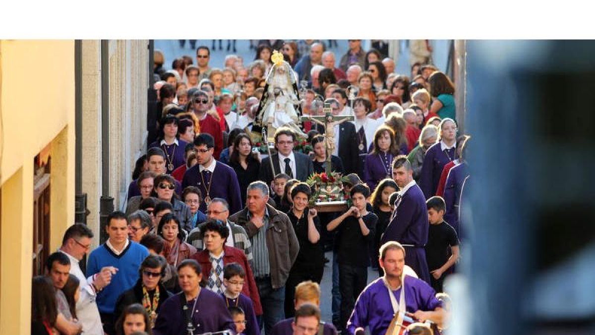 El paso infantil recorrió la calle Santa María desde la iglesia hasta la ermita de San Roque.
