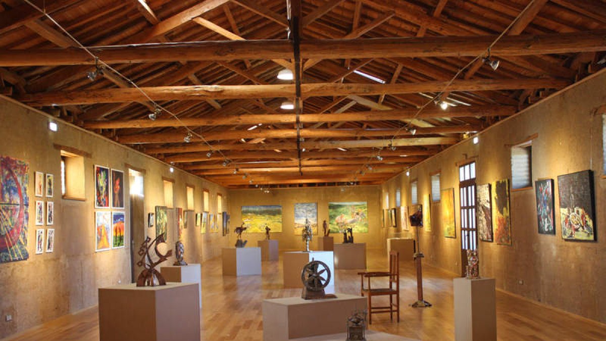 Panorámica de la exposición y dos de las obras presentes en la muestra que coge la antigua harinera. DL