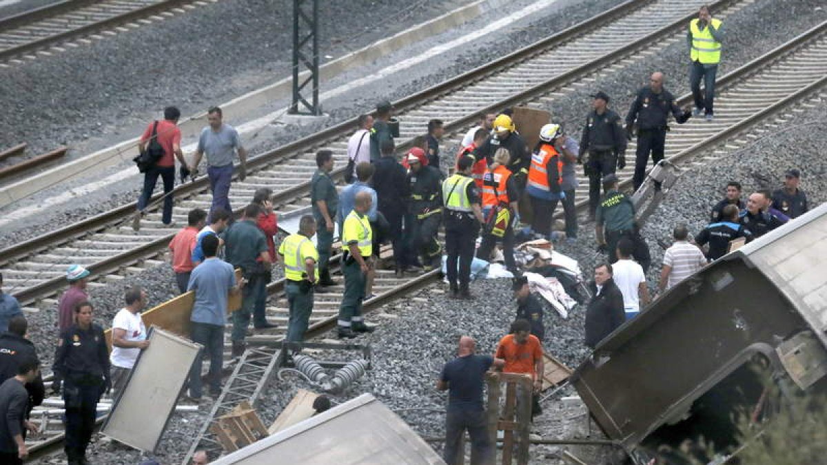 Los servicios de emergencias y vecinos auxiliaron a los heridos en las vías desde el primer momento.