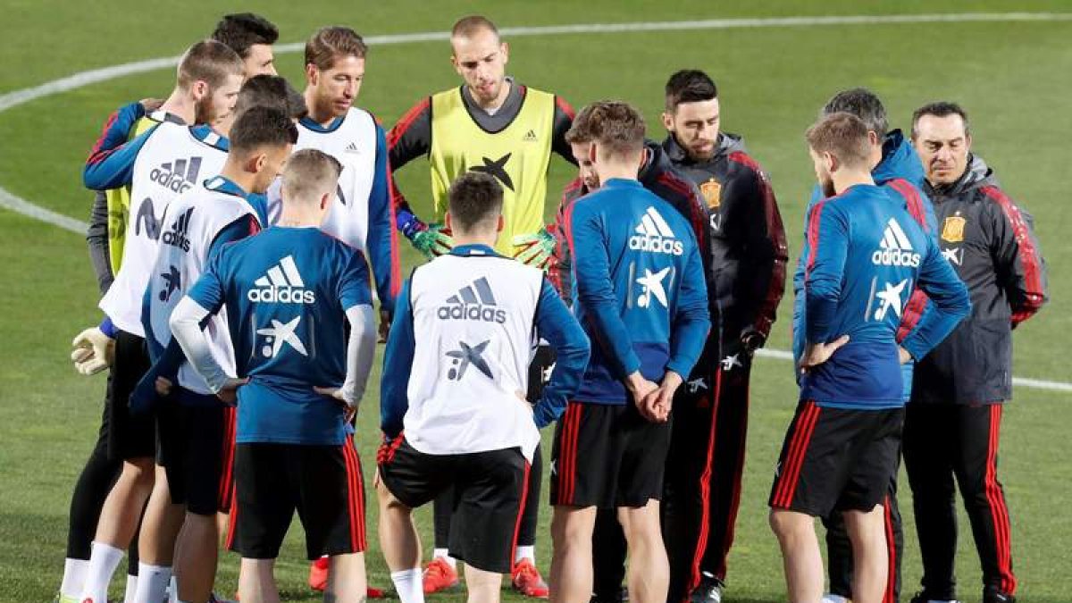 Los jugadores de la selección en su primer entrenamiento. ZIPI