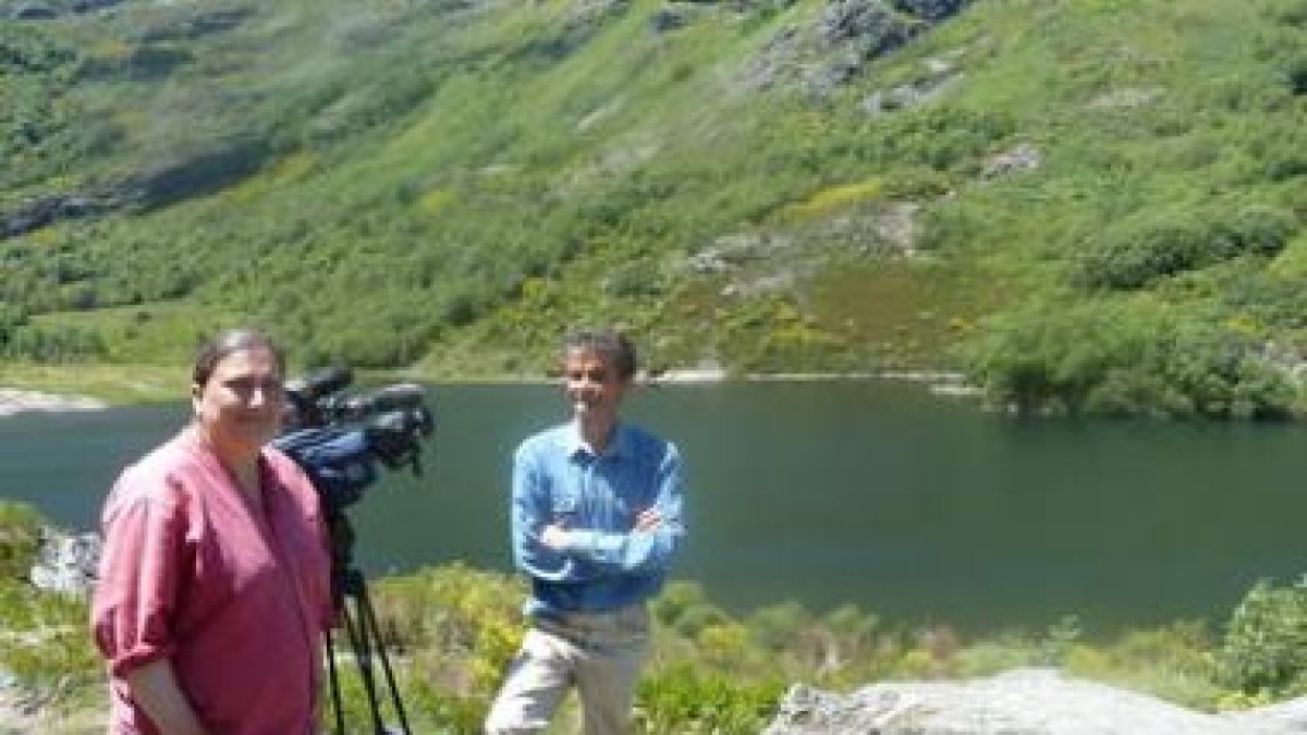 Sara Grimal y Alonso Carnicer, grabando imágenes el pasado mes de junio en el lago de La Baña.
