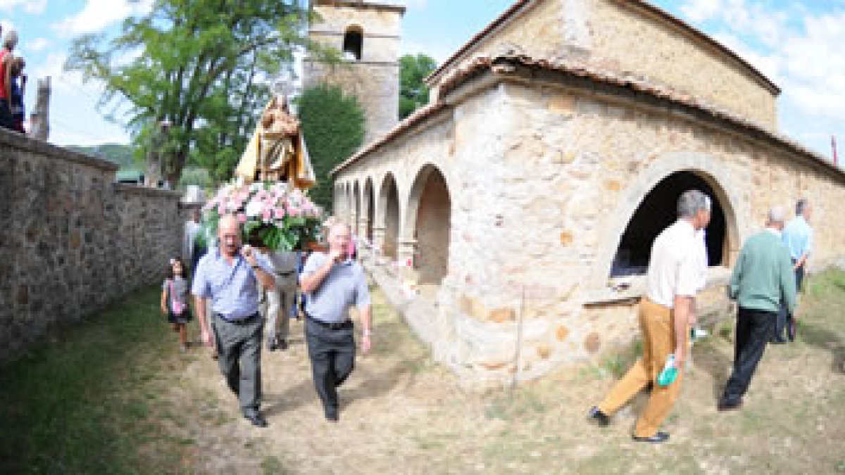 Un momento de la procesión alrededor del santuario de las Manzanedas.