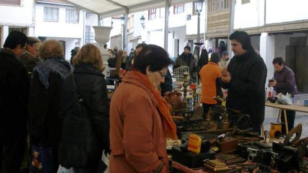 El libro fue el artículo estrella del Mercado de Segunda Mano y las antigüedades le dieron el toque distinguido