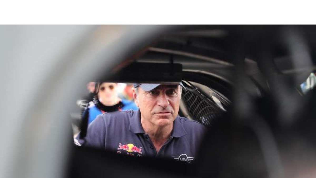 Carlos Sainz inspecciona su vehículo. El madrileño rompió la suspensión de su Mini al llegar a una zanja. E. ARIAS