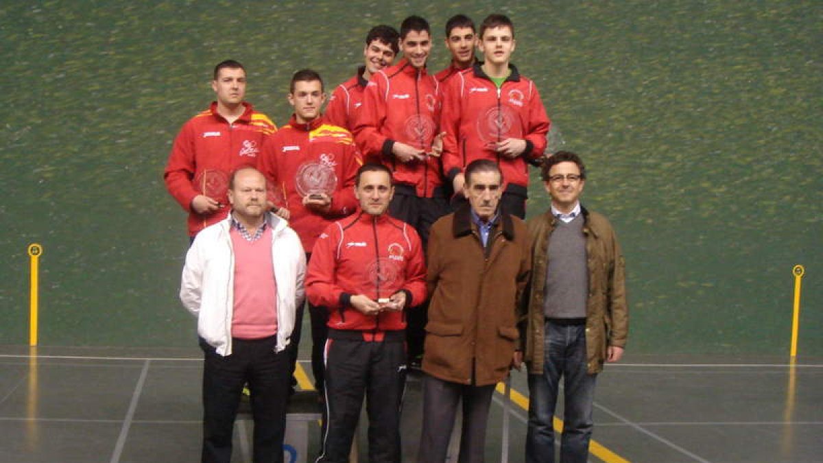 Las componentes del Club de Frontenis El Paso de Navatejera.