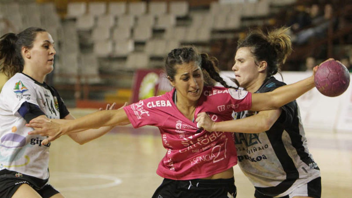 Luciana Mendoza, autora de seis goles, le ha dado al equipo un salto de calidad en ataque.