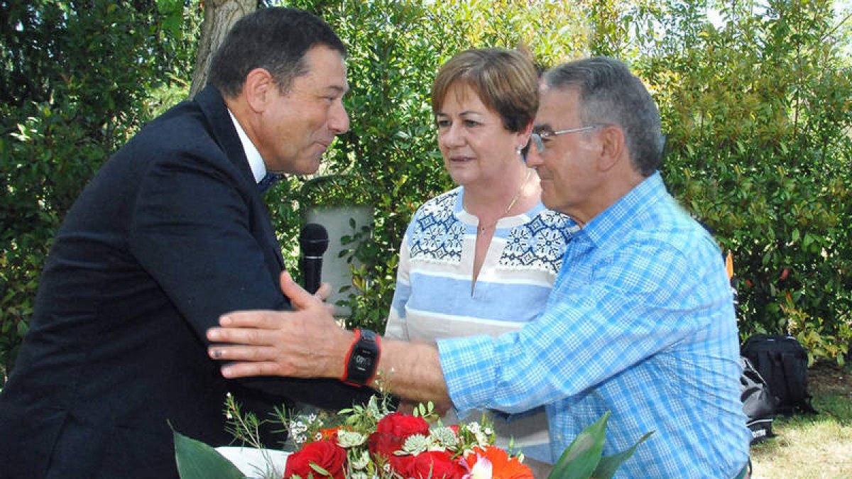El presidente homenajea a Ovalle. CARLOS FOTOGRAFÍA