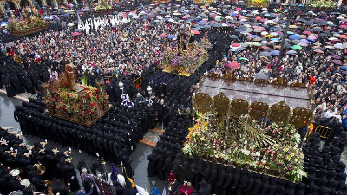 El Encuentro en la Plaza Mayor, organizado por la cofradía Dulce Nombre de Jesús Nazareno y mención especial en la Declaración de Interés Turístico Internacional de la Semana Santa de León