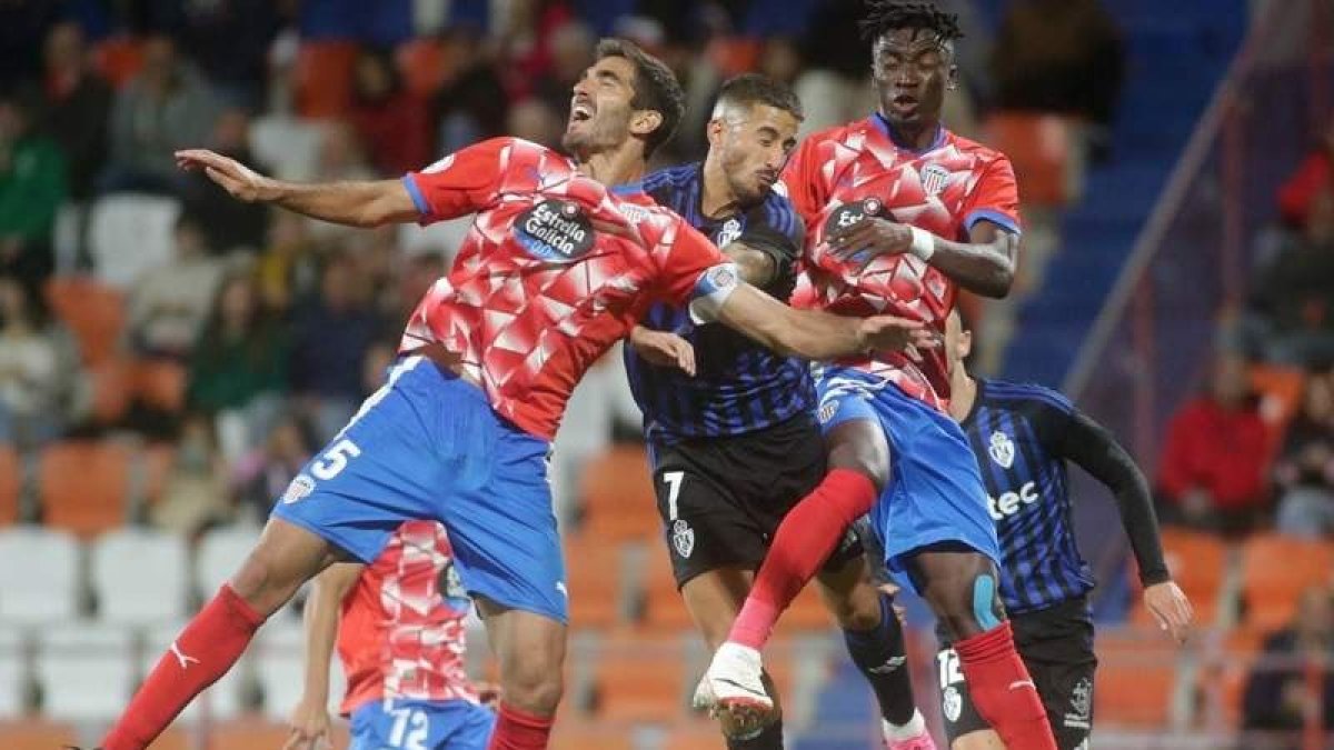 El Lugo sumó a Sabit a la línea de zagueros para defender con cinco. CARLOS CASTRO