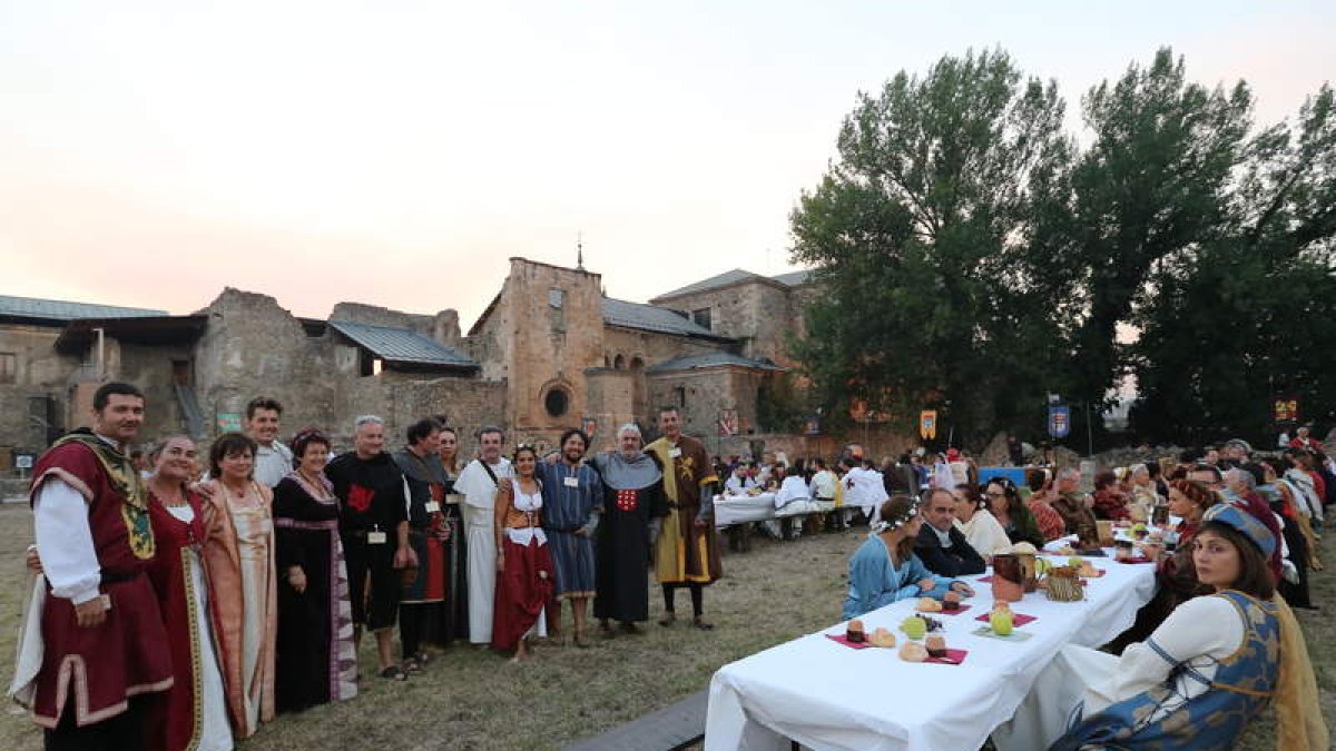 Los 240 comensales ataviados con los trajes del medivo celebraron ayer la cena.