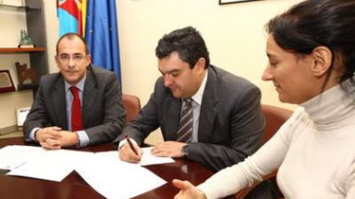 Díez, con Ramón y Fernández en la firma del convenio.