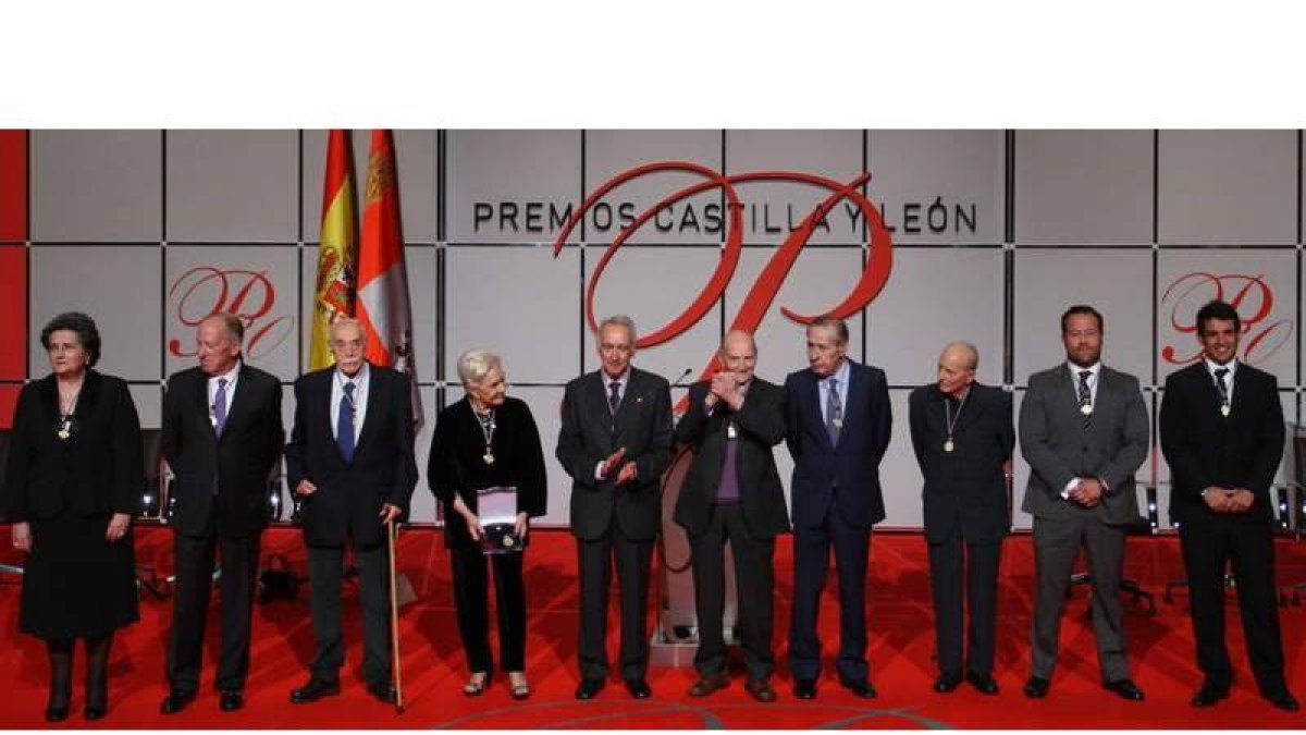 Foto de familia de los premiados de 2013 con el presidente de la Junta, en el acto celebrado ayer en Valladolid.