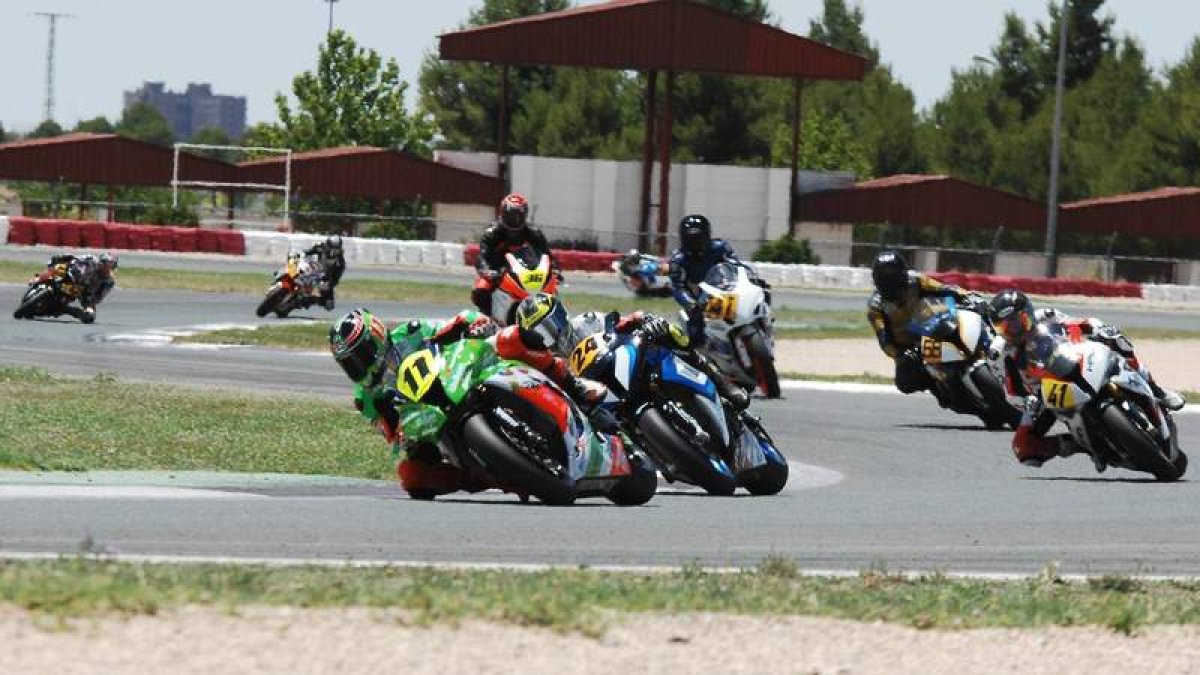 El piloto leonés Isaac García comanda un numeroso grupo de pilotos en una de las vueltas al trazado albaceteño