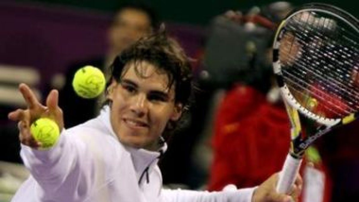 Rafa Nadal celebra con los aficionados su triunfo de ayer.