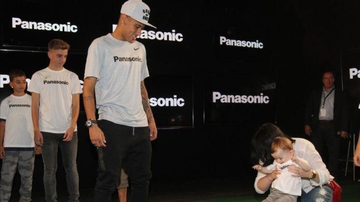 Neymar. en un acto promocional con uno de sus patrocinadores.