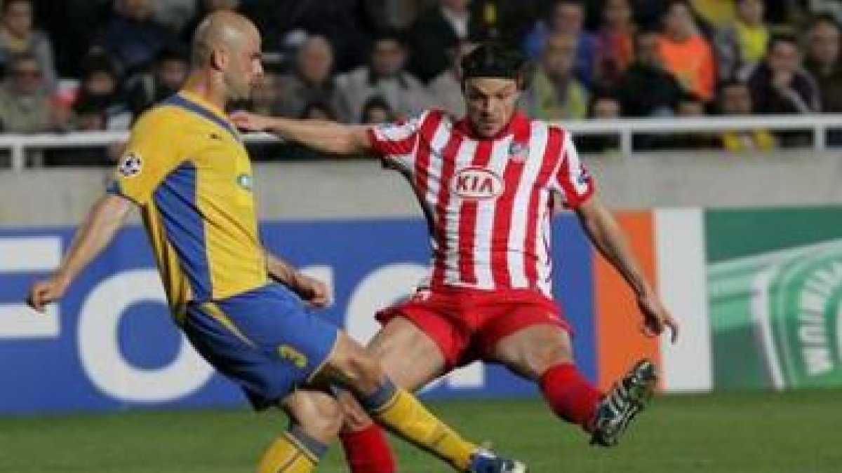 El atlético Ujfalusi pugna por el balón con un rival.