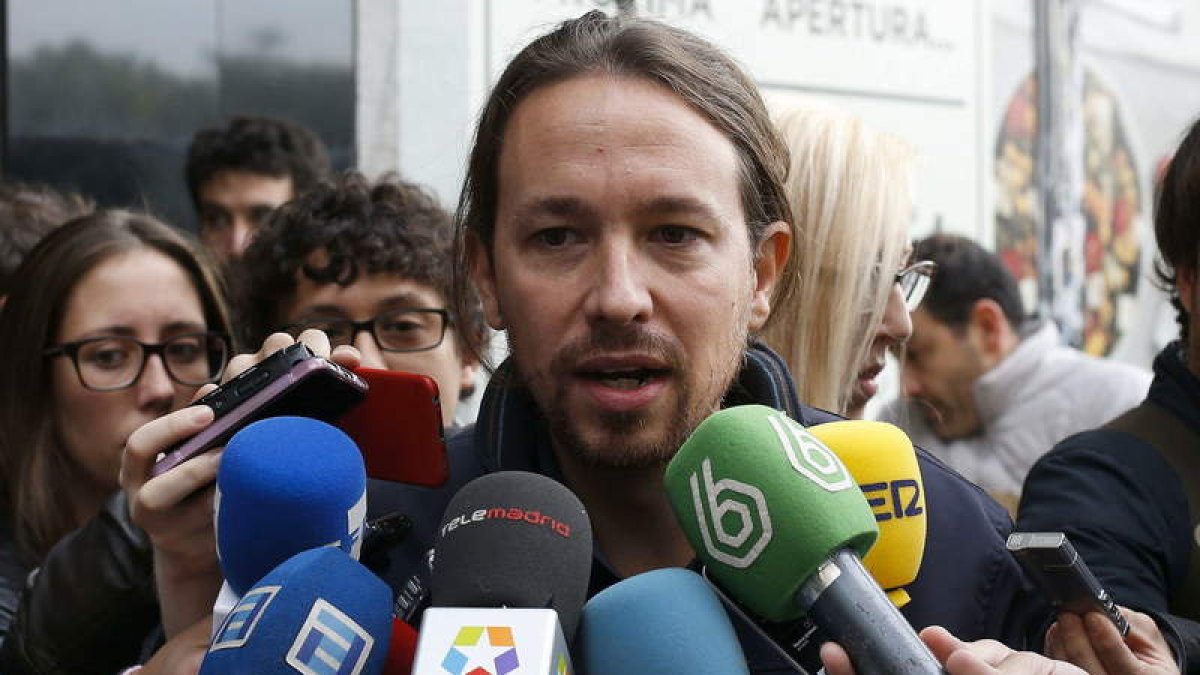 Iglesias atiende a los medios a su llegada a la reunión.