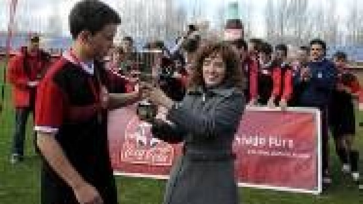 Natalia Picallo entrega el trofeo al capitán de los Jesuitas Vicente