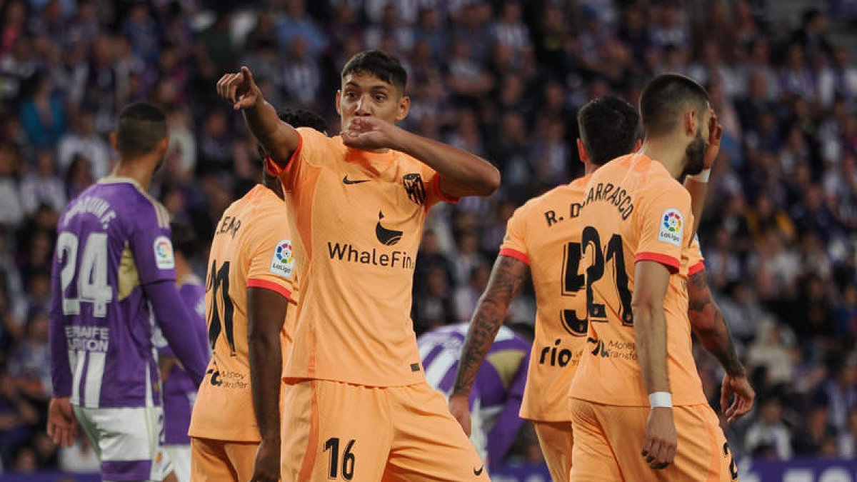 El defensa argentino del Atlético Nahuel Molina celebra su gol. R. G.