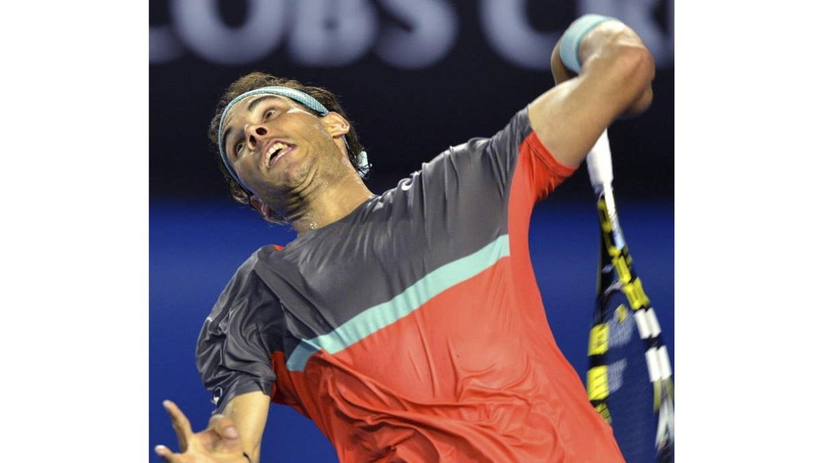 Nadal ejecuta un saque en su partido frente a Kokkinakis.
