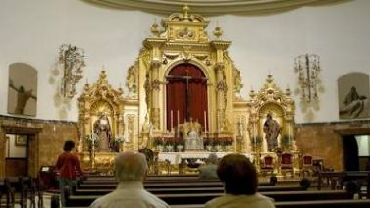 Interior de la iglesia donde un hombre se abalanzó sobre la imagen del Cristo.