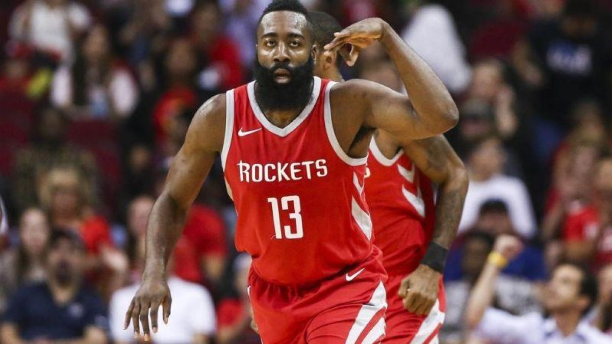 James Harden celebrando una de las canastas durante el partido frente a los Utah Jazz.