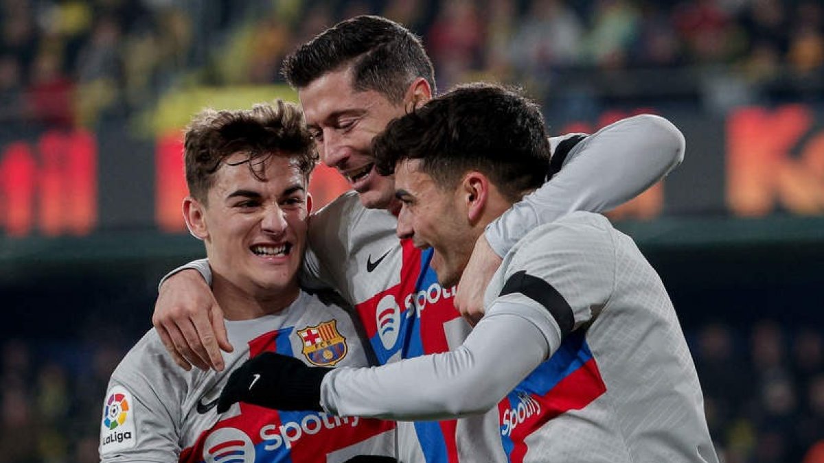 El centrocampista del Barcelona Pedri celebra con Robert Lewandowski y Gavi tras marcar ante el Villarreal. MANUEL BRUQUE
