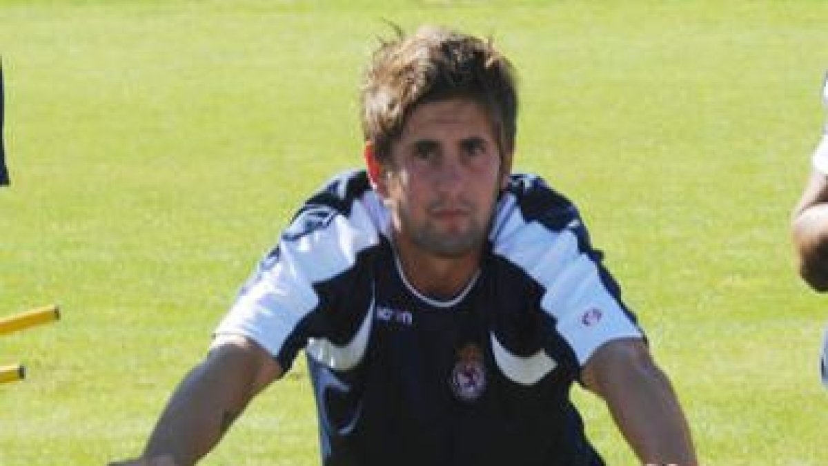 Quique, uno de los mejores jugadores de la Cultural, descansa durante un entrenamiento.