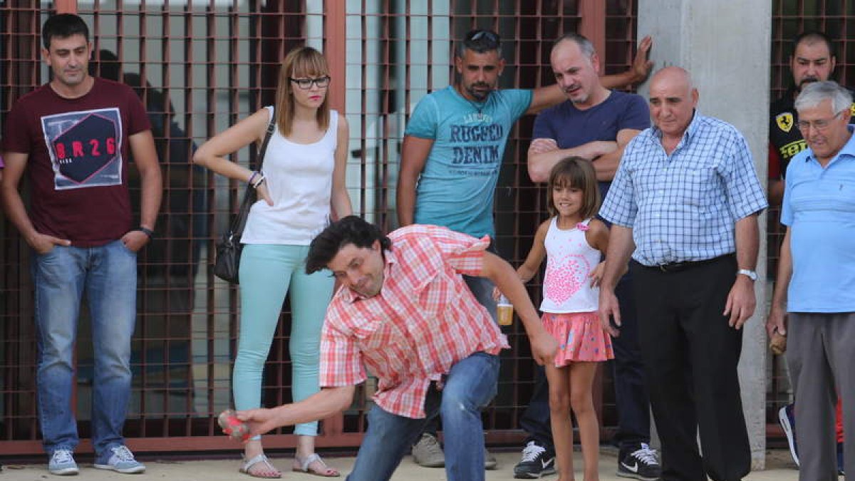 Competición de bolo berciano junto a Estación Arte. L. DE LA MATA