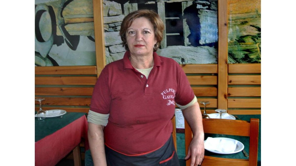 Clara, en el comedor de la Pulpería Gavela, en frente de la antigua azucarera de Santa Elvira, lo que será el Palacio de Congresos.