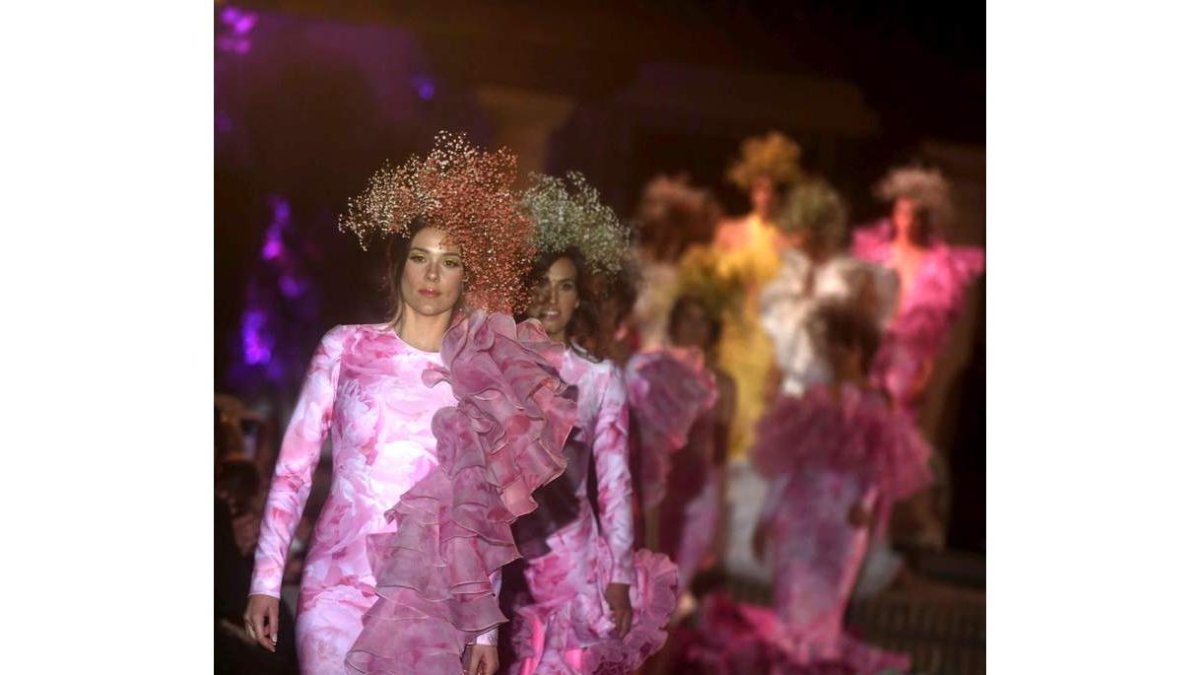Desfile de flamencas en el Palacio de Viana con diseños de Juana Martín. RAFA ALCAIDE