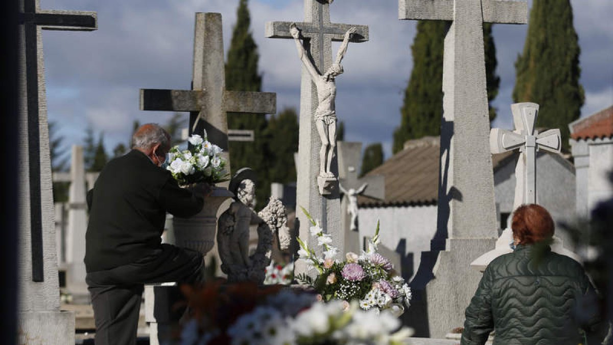 El cementerio de León volvió a llenarse de gente por el Día de Todos los Santos tras las limitaciones que restringieron el aforo el año pasado. FERNANDO OTERO