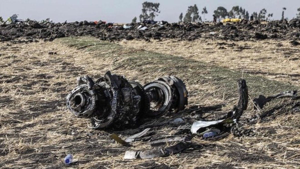 Restos del avión Boeing de Ethiopia Airlines siniestrado cerca de Bishoftu, a unos 60 kilómetros de Addis Abeba.