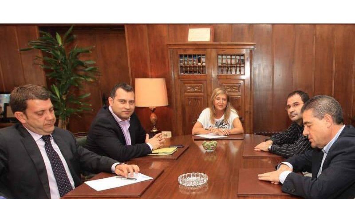 Riesco y Álvarez, de un lado y otro de la mesa, durante una reunión tras las elecciones del 2011.