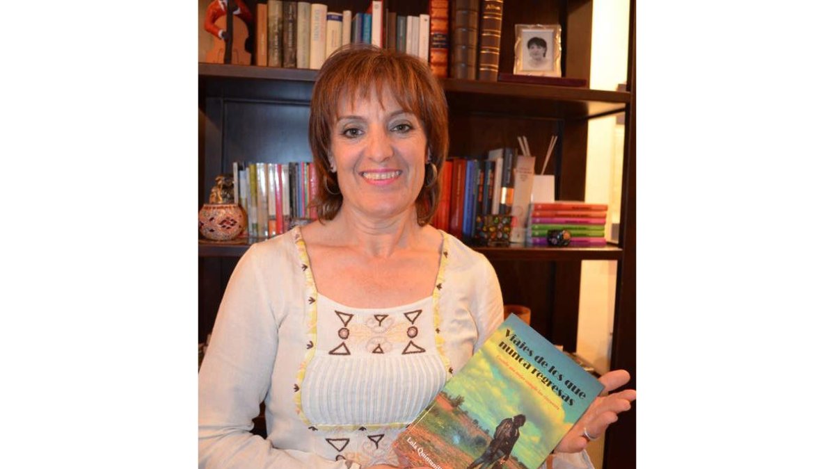 Lola Quintanilla posa con su libro recién publicado.