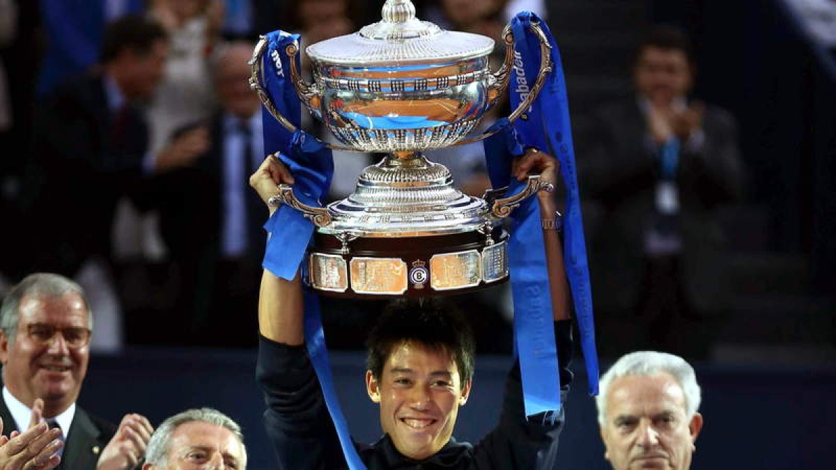 El nipón Nishikori levanta el trofeo de campeón.