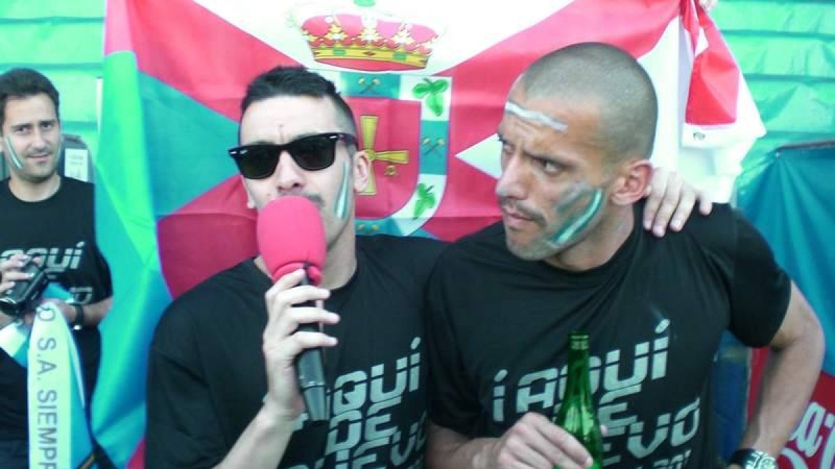 Carril y Yuri bromean con un micro antes de empezar la fiesta.