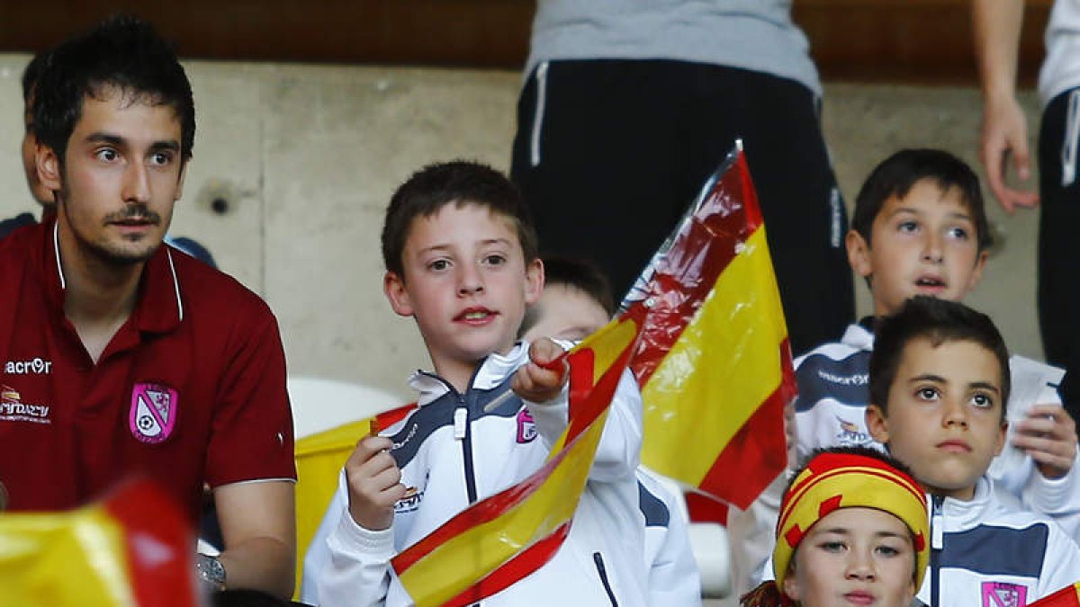 Las banderas siempre por delante