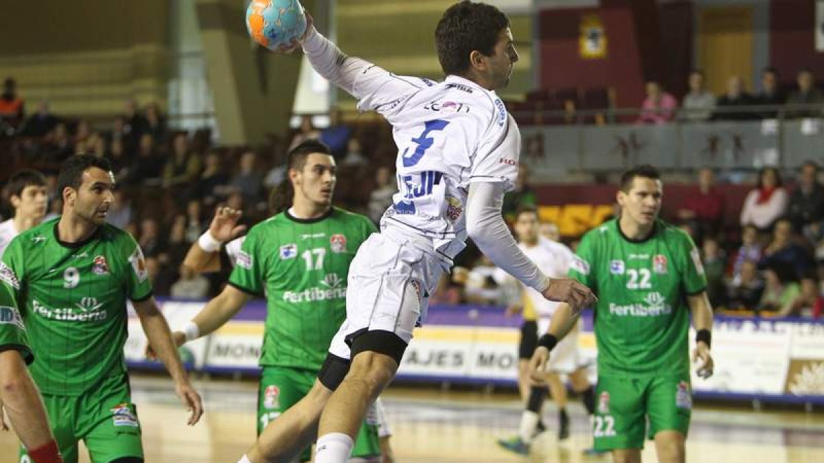 El serbio Pedrag Vejin firmó ayer su mejor partido como jugador del Ademar. Defendió con intensidad y marcó cinco tantos.
