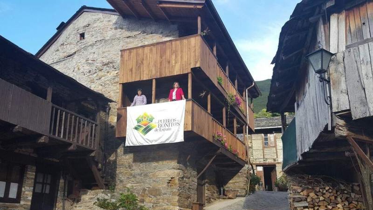 La bandera de la asociación, en un balcón de Peñalba. DL