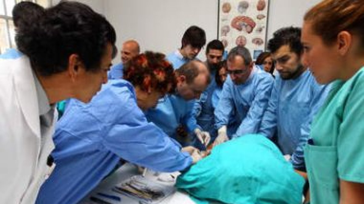 Estudiantes y profesores, en el laboratorio del Hospital.