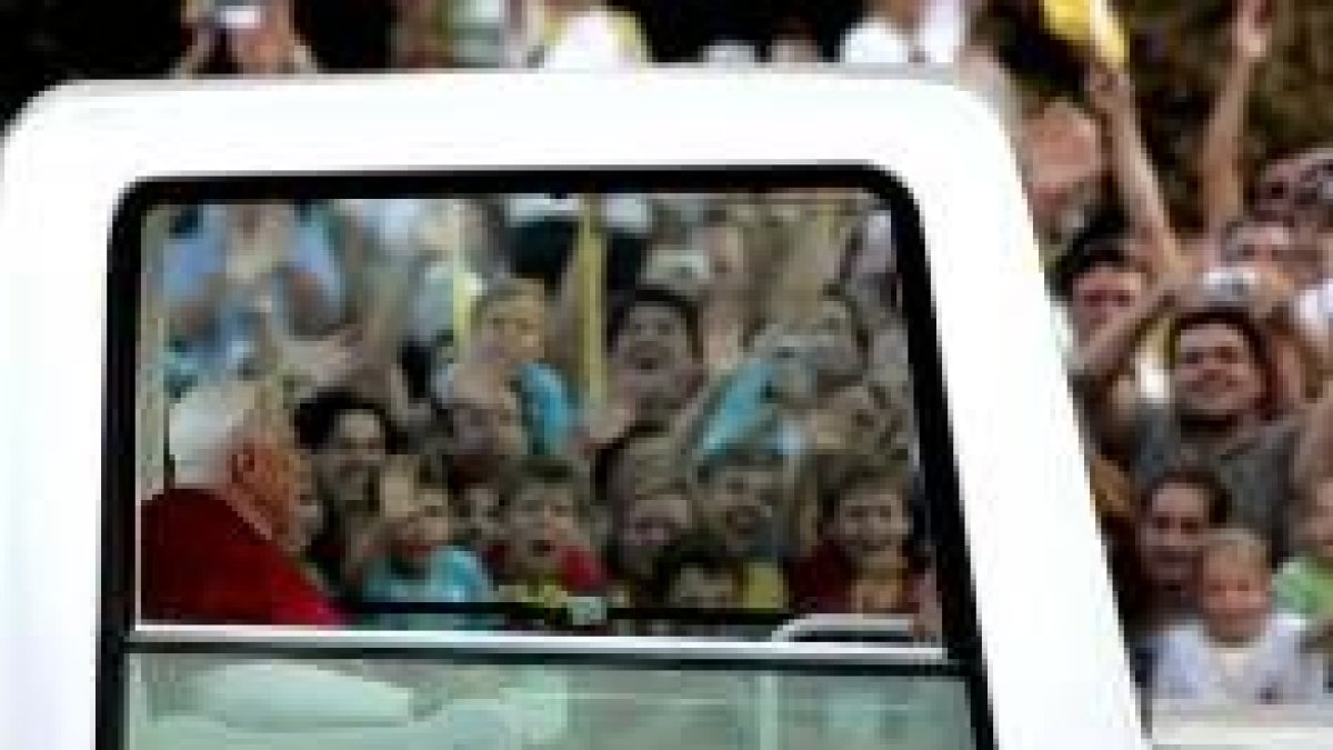 El público llenaba aceras y puentes en la ruta del papamóvil
