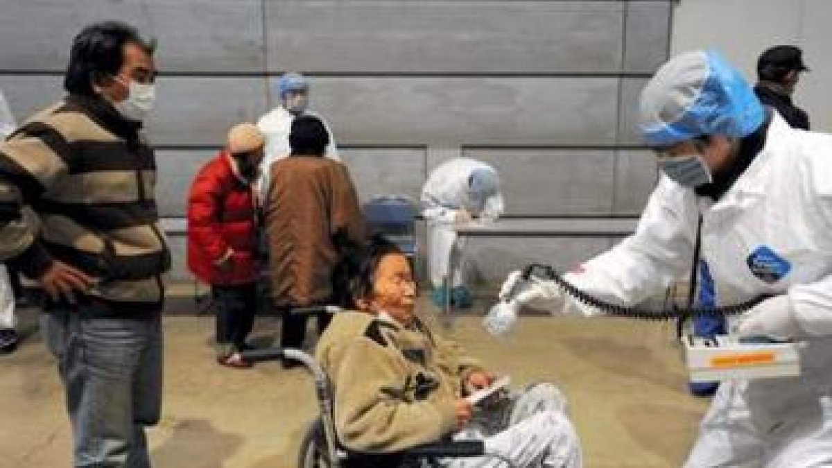 Personal sanitario mide la radiación cerca de Fukushima.