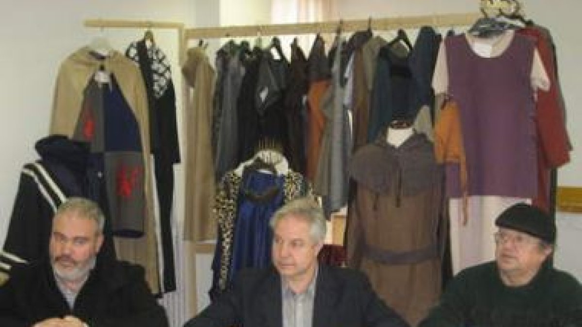 Celestino Pérez, junto al párroco de Caboalles y un miembro de la asociación Carta Puebla.