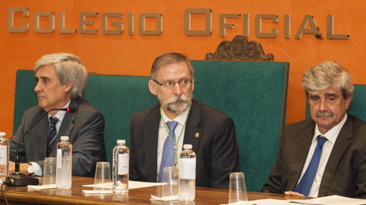 Badiola, Luciano Díez y García Marín, ayer en el acto del colegio oficial de Veterinarios. FERNANDO OTERO