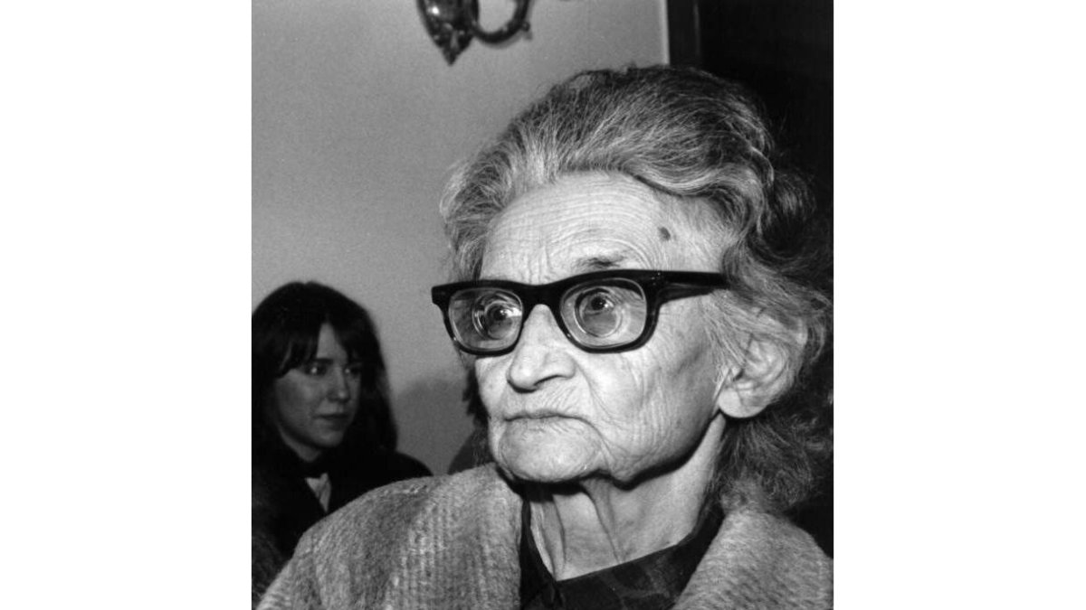 Imagen de vejez de la escritora Ernestina de Chambourcine