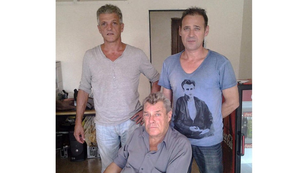 Valenzuela, Pedro Zerpa y José Mocholí, ayer en Freetown.