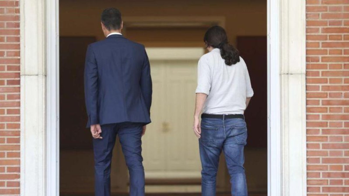 Pedro Sánchez recibe a Pablo Iglesias en el palacio de la Moncloa.