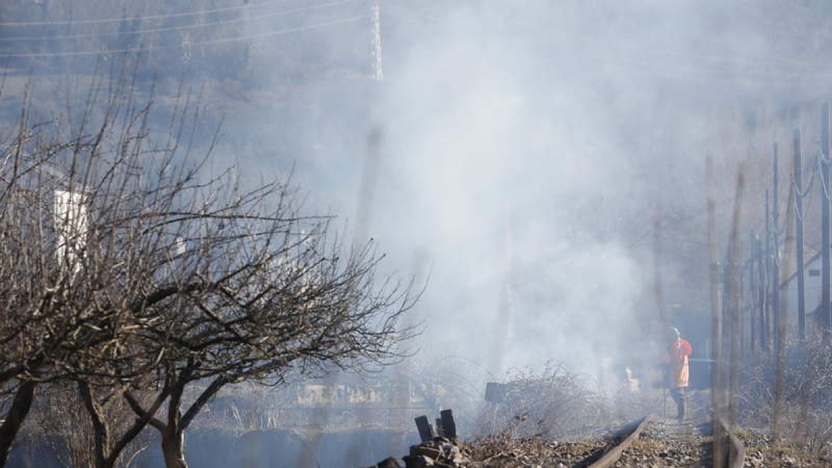 Trazado de la vía ferroviaria a su paso por el municipio de Toreno. ANA F. BARREDO